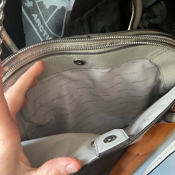 Micheal kors cross body large - Picture 6 of 8